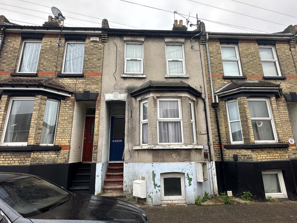 Lot: 19 - PROPERTY ARRANGED AS TWO FLATS FOR INVESTMENT - Bay fronted mid-terraced property